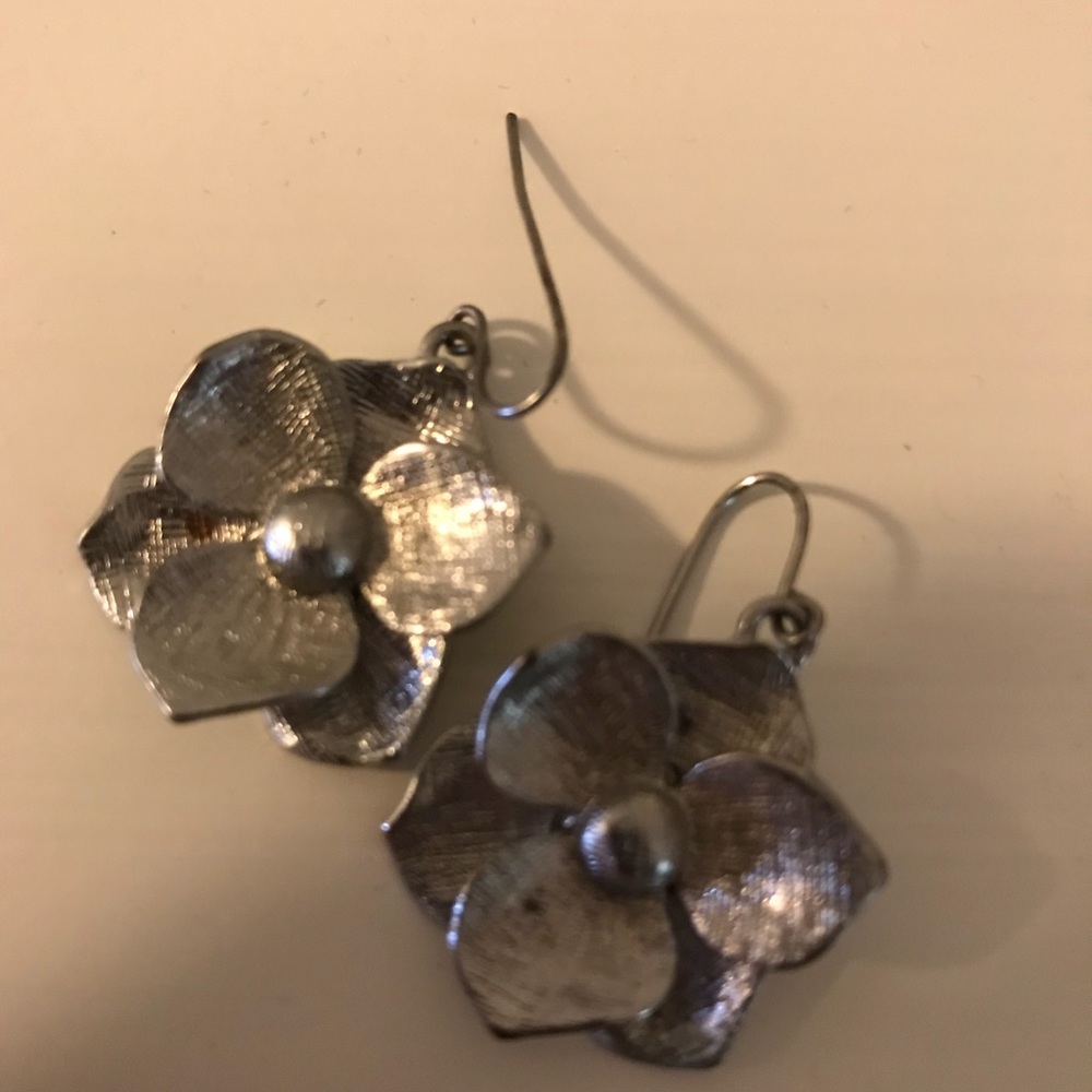 Super cute silver flower earrings